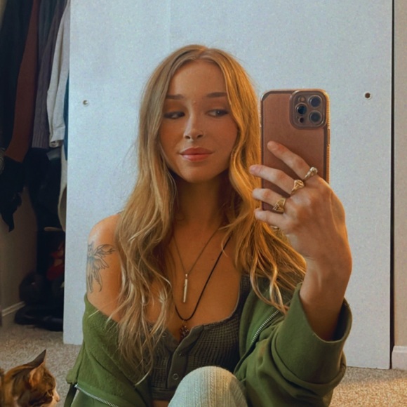 Meet your Posher, Carolyn - Picture 1 of 1